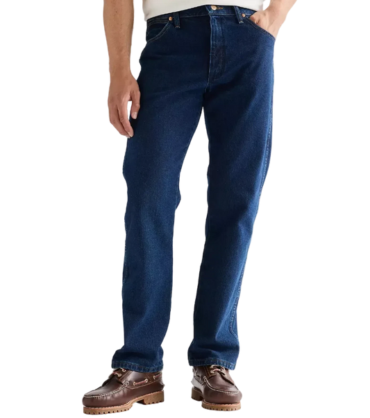 Person wearing Wrangler 13MWZ Cowboy Cut jeans and brown shoes.