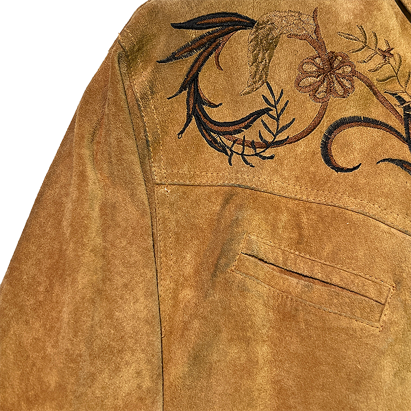 Embroidery details on the shoulders