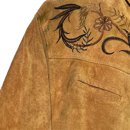 Embroidery details on the shoulders